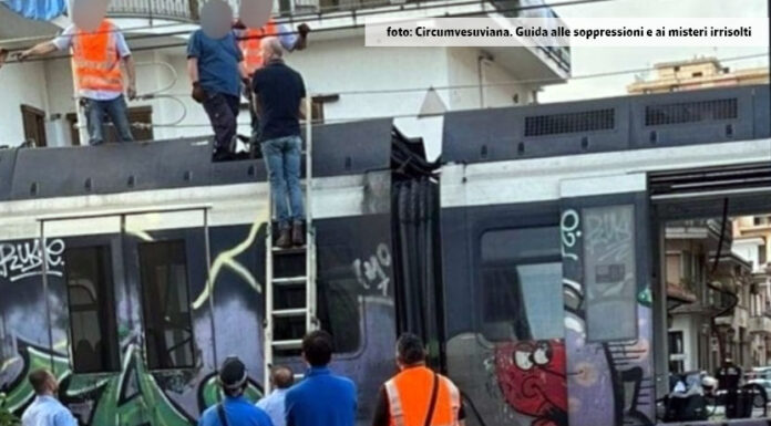Poggiomarino, camion contro passaggio a livello Circumvesuviana