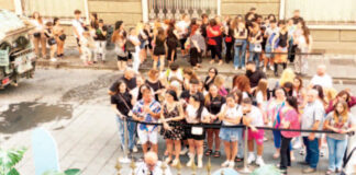 File enormi davanti al negozio di Shein a Napoli: non c’è molto tempo