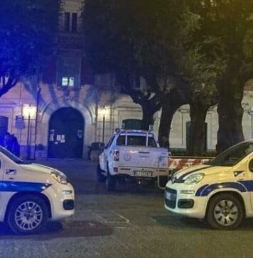 Parcheggiano sugli stalli dei taxi, vigili presi a calci e pugni dal branco inferocito