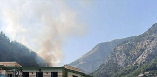 Incendio in Costiera, strade chiuse e persone evacuate via mare