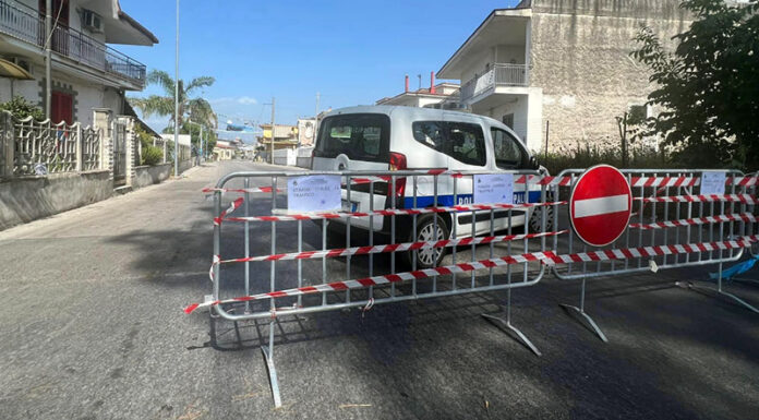 Camion si incastra a Somma Vesuviana: strada chiusa