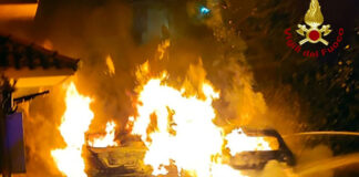 Cinque auto a fuoco una dietro l’altra in meno di un’ora