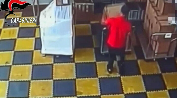 Finti corrieri truffavano aziende tessili: 5 arresti, uno a San Giuseppe Vesuviano