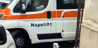 Donna cade dal terrazzo e muore
