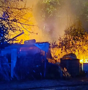 Deposito in fiamme, tre squadre di vigili del fuoco sul posto