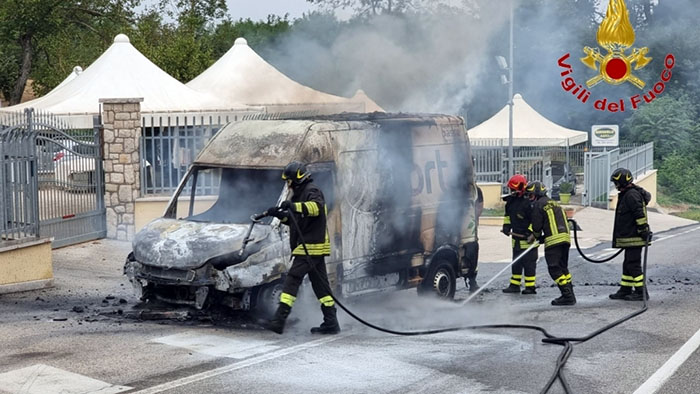 incendio furgone