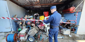 Riempie di rifiuti una palazzina di due piani: la scoperta nel Nolano