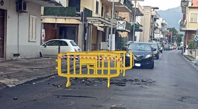 Poggiomarino, il disastro del manto stradale di Viale Manzoni appena rifatto