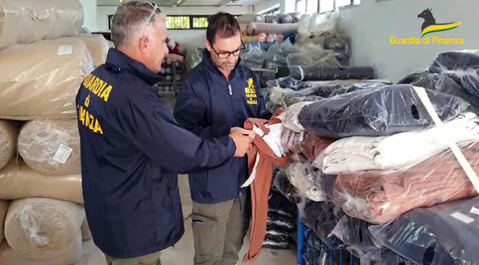 Oltre 166mila capi contraffatti da San Giuseppe Vesuviano ai negozi di Pescara e Roma