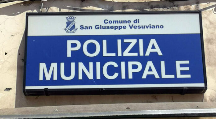 San Giuseppe Vesuviano, lancia sacchetto dei rifiuti dall’auto: preso dalla polizia municipale