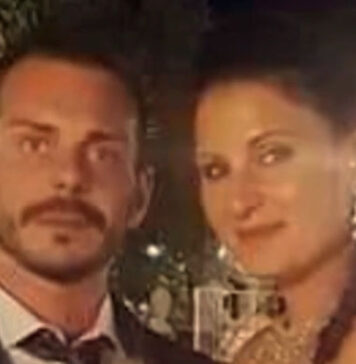 Lascia il fidanzato e torna dalla madre, giovane donna accoltellata 30 volte