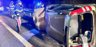Auto si ribalta, 18enne e un minore finiscono in ospedale