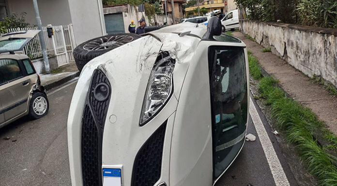 Auto si ribalta nella strada tra Poggiomarino e Terzigno