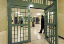 Boss vesuviano gestiva il clan dal carcere con il cellulare: 6 arresti
