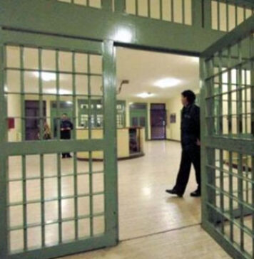Telefoni in droga in carcere con i droni: arrestati fotografi, informatici e 20 donne