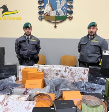 Merce contraffatta per un milione e mezzo di euro a Napoli IL VIDEO