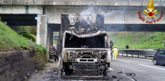 Altro camion in fiamme sullo stesso tratto dell’A16: situazione misteriosa e preoccupante