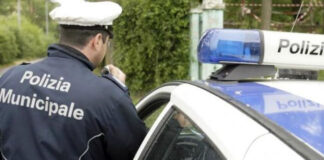 Trovato sul ciglio del balcone, i vigili lo mettono in salvo