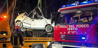 Auto nella scarpata, muoiono madre e figlia