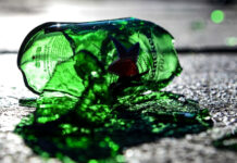 Rissa a colpi di bottiglie rotte, 17enne finisce in ospedale