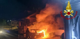 Officina in fiamme tra Scafati e Pompei: allarme bomba ecologica per la diossina
