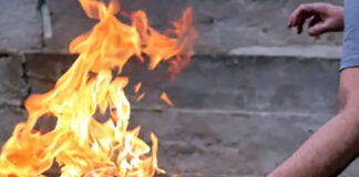 Picchia i genitori, poi con una molotov prova a incendiare tutto
