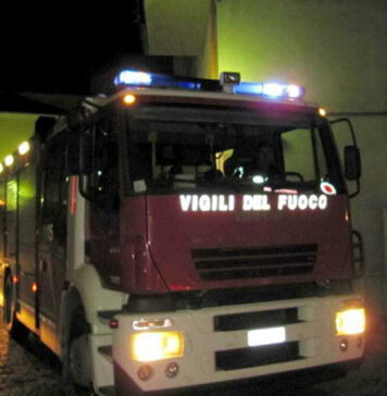 Paura nei Paesi Vesuviani, bar in fiamme nella notte