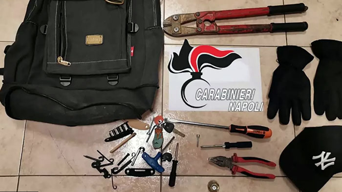 Attrezzi da scasso e chiavi contraffatti, fermati ladri nei Paesi Vesuviani