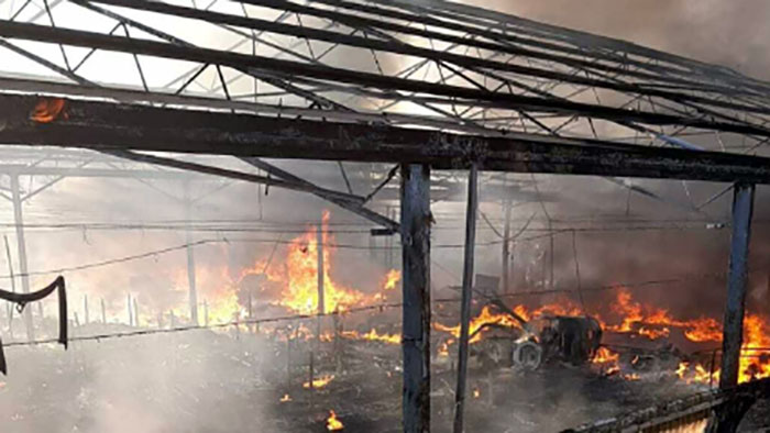 Incendio distrugge vasta serra di fiori nei Paesi Vesuviani