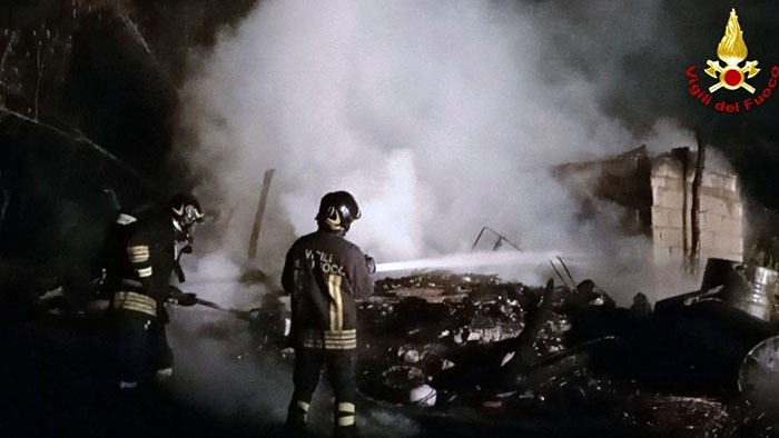 Incendio doloso devasta deposito agricolo