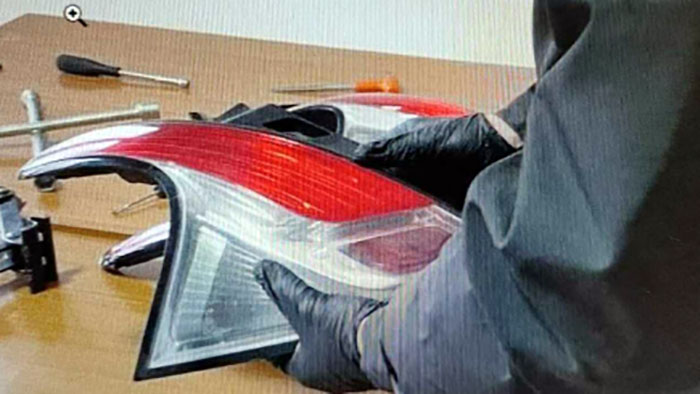 Ladro seriale ruba 11 fanali d'auto in sei ore