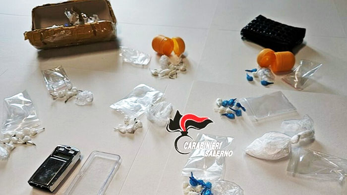 Nasconde la droga nei contenitori degli Ovetti Kinder, preso minore a Scafati