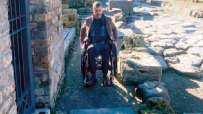 Scavi di Pompei a misura di disabile, il direttore del sito prova il percorso in sedia a rotelle
