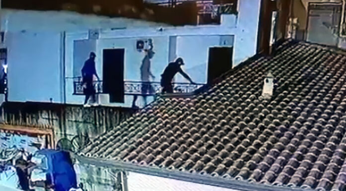San Giuseppe Vesuviano, i ladri camminano sui tetti e svaligiano una villetta GUARDA IL VIDEO