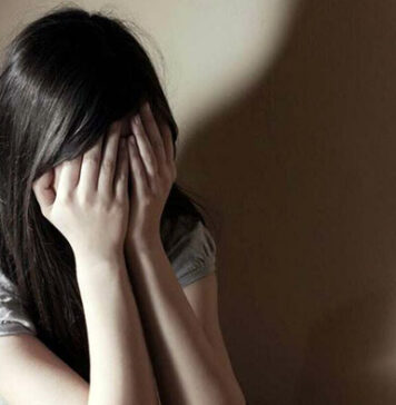 Sogna di fare la modella, ragazzina finisce abusata da un uomo e una donna