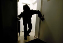 Furto in appartamento, ladro placcato in strada