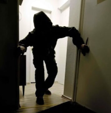 Furto in appartamento, ladro placcato in strada