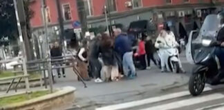 Gruppo di donne scende in strada e aggredisce le forza dell’ordine