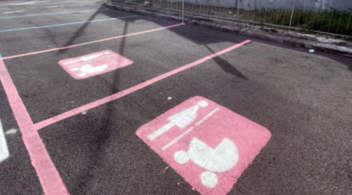 Somma Vesuviana, arrivano le strisce rosa: ma i nuovi parcometri sono già stati danneggiati