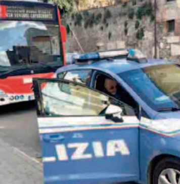 “Devo andare a firmare in questura” e prende a pugni in faccia l’autista del bus