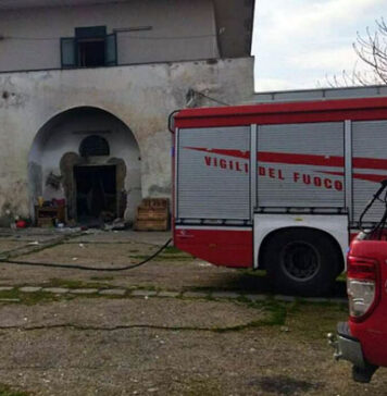 Incendio distrugge un capannone