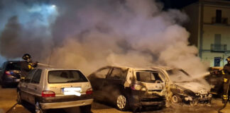 Brucia gazebo dei ristoranti e auto parcheggiate: follia nella notte