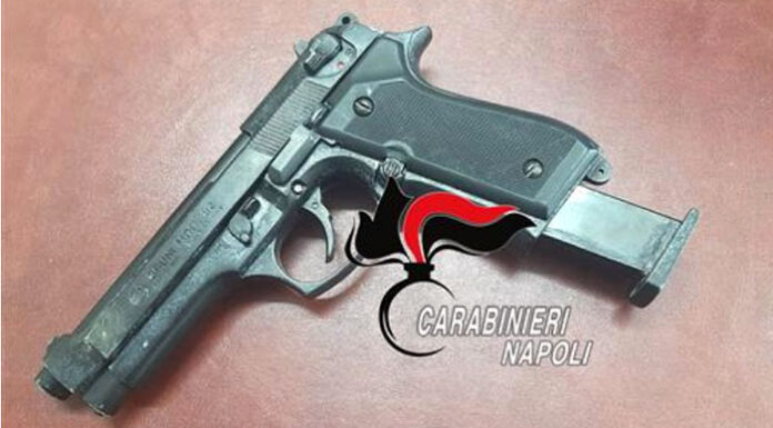 Follia a Poggiomarino, lancia una pistola contro l’auto dei carabinieri