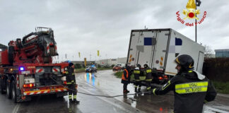 Tir finisce fuori strada sulla Statale