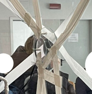 Assalto al pronto soccorso, sfondato il vetro del triage