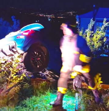 Auto in bilico sul muro dopo il tremendo incidente