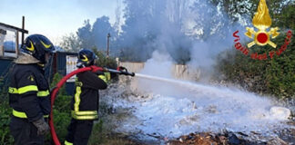 Colto sul fatto mentre brucia rifiuti