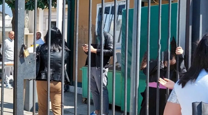 Poggiomarino, cittadini restano chiusi all’interno del cimitero