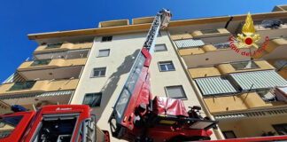 Incendio in uno stabile a Nocera, ore di paura