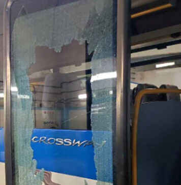 Sale sul bus e picchia autista e passeggeri